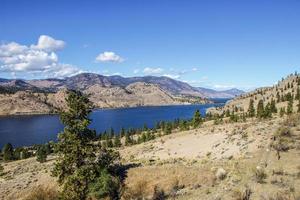 szenisch Berg und See Landschaft von skaha See im das Okanagan Senke foto