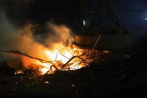 von Metall Schrott zu Eisen und Eisen Stange Herstellung Stahl Fabrik beim Demra, dhaka, Bangladesch. foto