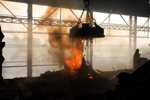 Schrott Stahl schmilzt Nieder im ein Induktion Ofen beim Demra, dhaka, Bangladesch. foto
