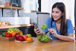 Diät, weißhäutig jung asiatisch Frau im ein Blau Hemd Essen Gemüse Salat und Äpfel wie ein gesund Diät, entscheiden zum Müll Lebensmittel. weiblich Ernährungsberater verlieren Gewicht. gesund Essen Konzept. foto