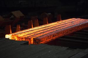 Stahl Platte Sein gerollt auf das heiß Streifen Mühle beim Demra, dhaka, Bangladesch foto