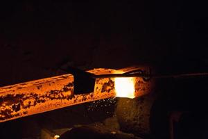 Gas Schneiden von das heiß Metall im Stahl Pflanze beim Demra, dhaka, Bangladesch foto