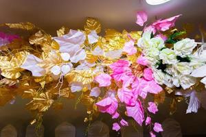 golden Blatt Hand gemacht Papier Blume, Hochzeit Dekoration und bunt Hochzeit Bühne im Bangladesch. foto