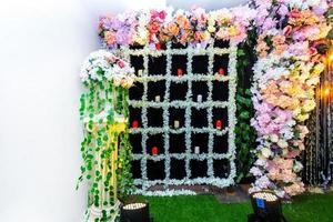 Hochzeit Bühne mit künstlich Kerzen und Blumen Dekoration. foto