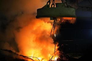 von Metall Schrott zu Eisen und Eisen Stange Herstellung Stahl Fabrik beim Demra, dhaka, Bangladesch. foto