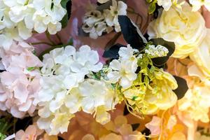 bunt künstlich Papier Blumen Vase basierend Hochzeit Bühne Dekoration. Plastik künstlich Blume. Hochzeit Dekoration. foto