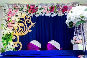 künstlich bunt Papier Blumen mit Navy blau Farbe basierend Hochzeit Bühne Dekoration. foto