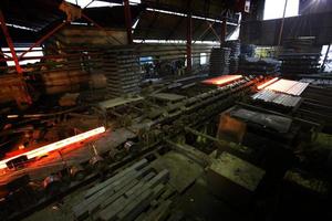 von Metall Schrott zu Eisen und Eisen Stange Herstellung Stahl Fabrik beim Demra, dhaka, Bangladesch. foto