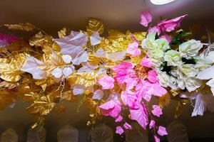 golden Blatt Hand gemacht Papier Blume, Hochzeit Dekoration und bunt Hochzeit Bühne im Bangladesch. foto