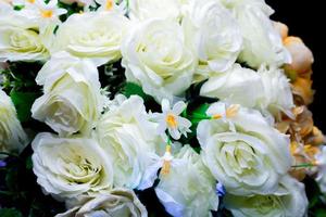 Gelb und Weiß künstlich Papier Blume Hintergrund. Plastik künstlich Blume. Hochzeit Dekoration. foto