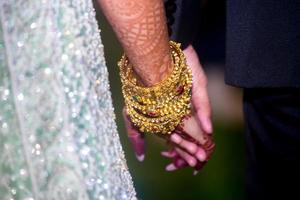 Hochzeit Tag, das Braut und Bräutigam Gehen Hand im Hand. Western Hochzeit. foto