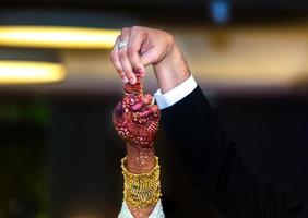 das Braut und Bräutigam zusammen zu Bewegung oben einer Finger und versuchen zu tanzen im Hochzeit Tag. Western Hochzeit. foto