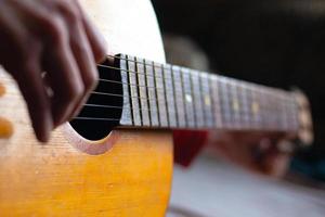 ein Musikinstrument spielen foto