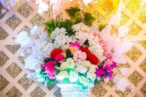 Weiß und Gelb künstlich Papier Blumen Vase. Hochzeit Dekoration. Plastik bunt dekoriert Rose Blume. foto
