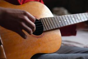 Gitarrist, der das Musikinstrument spielt foto