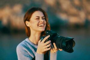 Frau Fotograf draußen Landschaft Reise Nahansicht foto