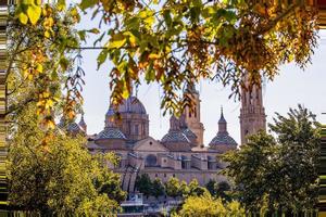 September Herbst Aussicht von das Kathedrale und das Fluss im Saragossa im Spanien auf ein warm sonnig Tag foto