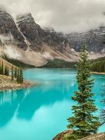 wolkig Tag beim Moräne See im Alberta, Kanada foto