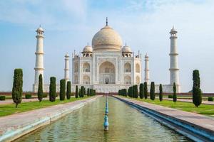 Taj Mahal Vorderansicht reflektiert auf dem Reflexionsbecken. foto