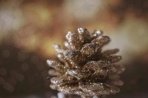 golden Weihnachten Kegel auf das Hintergrund von Bokeh im Nahansicht foto