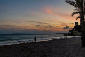 malerisch Sonnenuntergang auf das Strand im das Spanisch Stadt von alicante foto