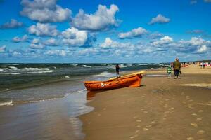 ein Orange Rettungsschwimmer Boot auf ein Strand im leba im Polen auf ein warm Tag foto