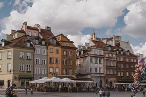 alt historisch Mietshaus Häuser gegen das Blau Himmel im das alt Stadt, Dorf Platz im Warschau, Polen foto