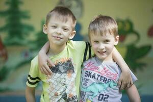 Porträt von wenig Freunde. Jungs von Kindergarten im das Spielplatz. foto