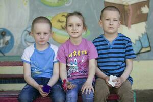 .A Gruppe von Kinder von Kindergarten zum ein gehen. sechs Jahr alt Jungs und Mädchen abspielen zusammen. foto