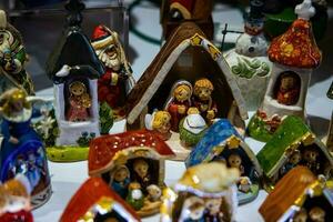 bunt hölzern Weihnachten Geburt Szenen auf Anzeige foto