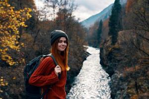 sonnig Tourist in der Nähe von Fluss Berge Herbst Wald Landschaft foto