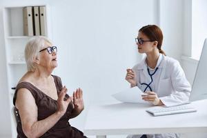 alt Frau geduldig Diagnose Gesundheit Beschwerde foto