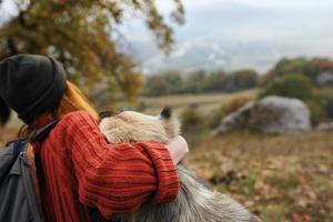 Frau Tourist Rucksack spielen mit Hund Reise Freundschaft foto