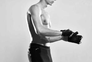männlich Athlet im Sport Handschuhe gepumpt oben Drücken Sie trainieren Fitness foto