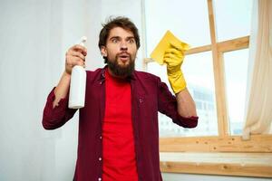 Mann im das Zimmer Hausarbeit Reinigung Bedienung Fachmann Lebensstil foto