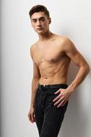 gut aussehend Mann mit nackt Torso posieren Selbstvertrauen Modell- foto