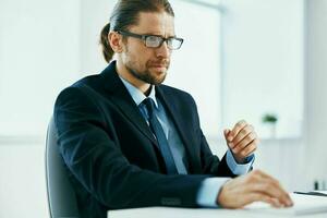 männlich Manager mit Brille funktioniert im ein Büro oder Computer foto