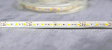 LED dekorative Streifen auf grauem Hintergrund foto