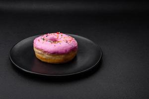 köstlich Krapfen mit Sahne Füllung und Nüsse auf ein dunkel Beton Hintergrund foto