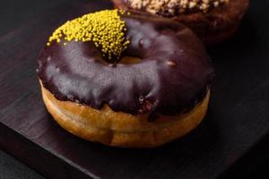 köstlich Krapfen mit Sahne Füllung und Nüsse auf ein dunkel Beton Hintergrund foto