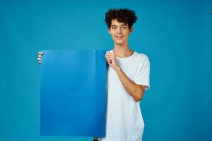 Kerl im Weiß T-Shirt Blau Poster Werbung Banner Kopieren Raum foto