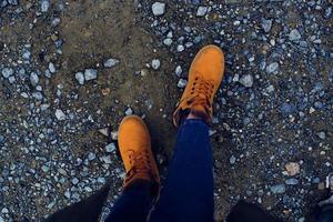 weiblich Füße im Stiefel auf das Boden Natur oben Aussicht foto