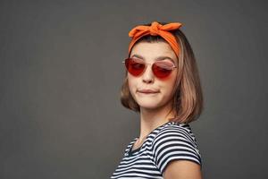 Frau mit Stirnband Sonnenbrille posieren Mode abgeschnitten Aussicht foto