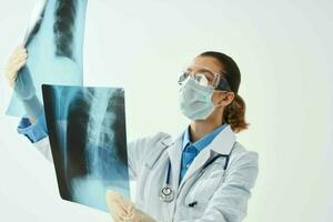weiblich Arzt Röntgen medizinisch Maske Untersuchung Fachmann foto