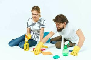 jung Paar Waschen Fußboden Bedienung Zusammenarbeit Lebensstil Hausarbeit foto