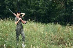 Frau Soldat mit Waffen auf Schulter schwarz Deckel ist ein Reise Lebensstil Grün Overall foto