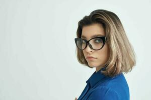 elegant Frau tragen Brille Blau Hemd Studio foto