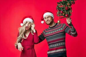 Mann und Frau Weihnachten Urlaub Weihnachten Baum Neu Jahr Emotionen foto