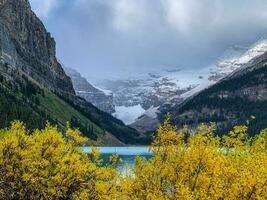 See Louise umgeben durch Schnee und Gletscher bedeckt Berge foto