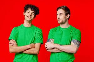 zwei Männer im Grün T-Shirts Stand Nächster zu Kommunikation Freundschaft foto